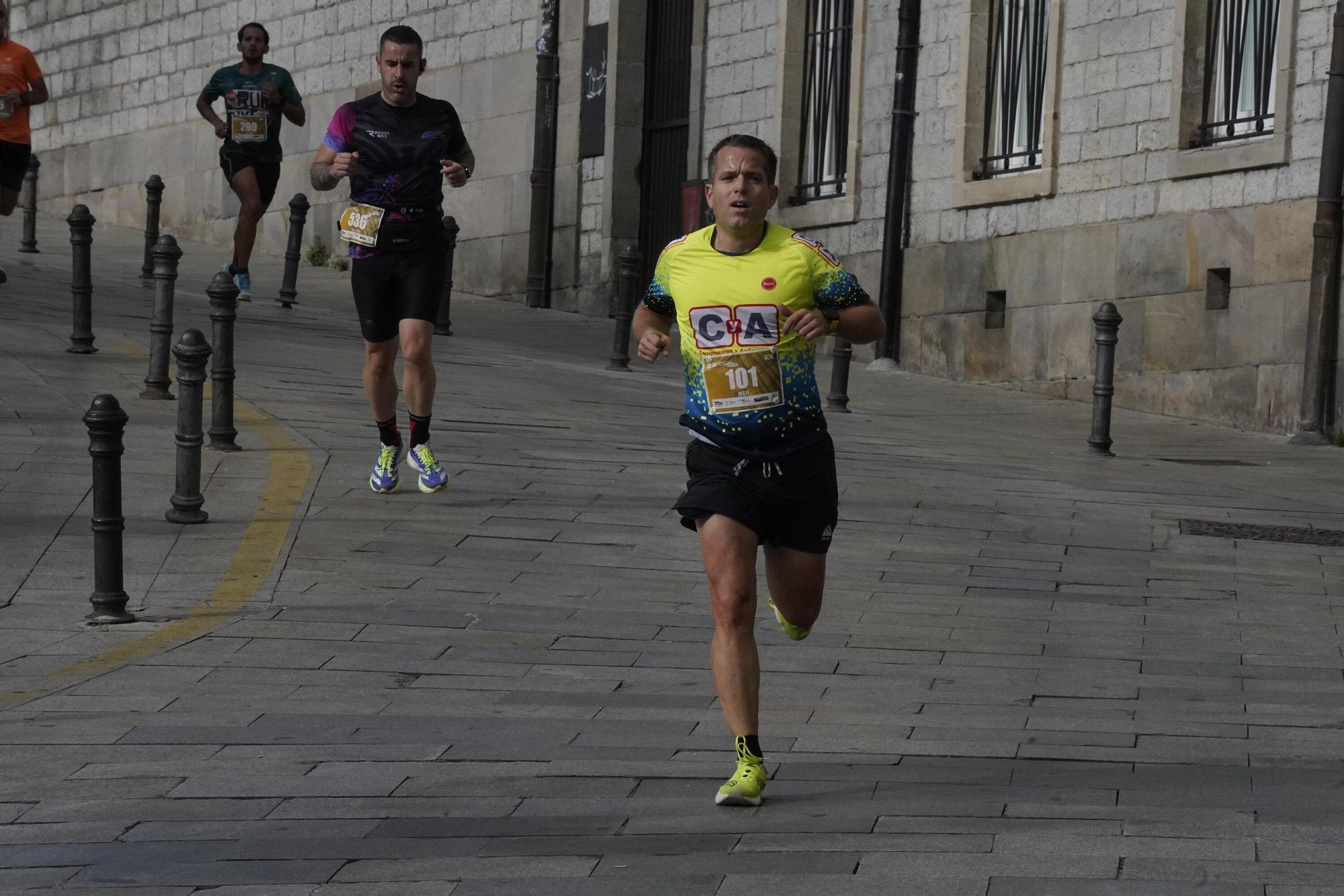 En imágenes: Miles de personas conquistan la Almendra de Gasteiz