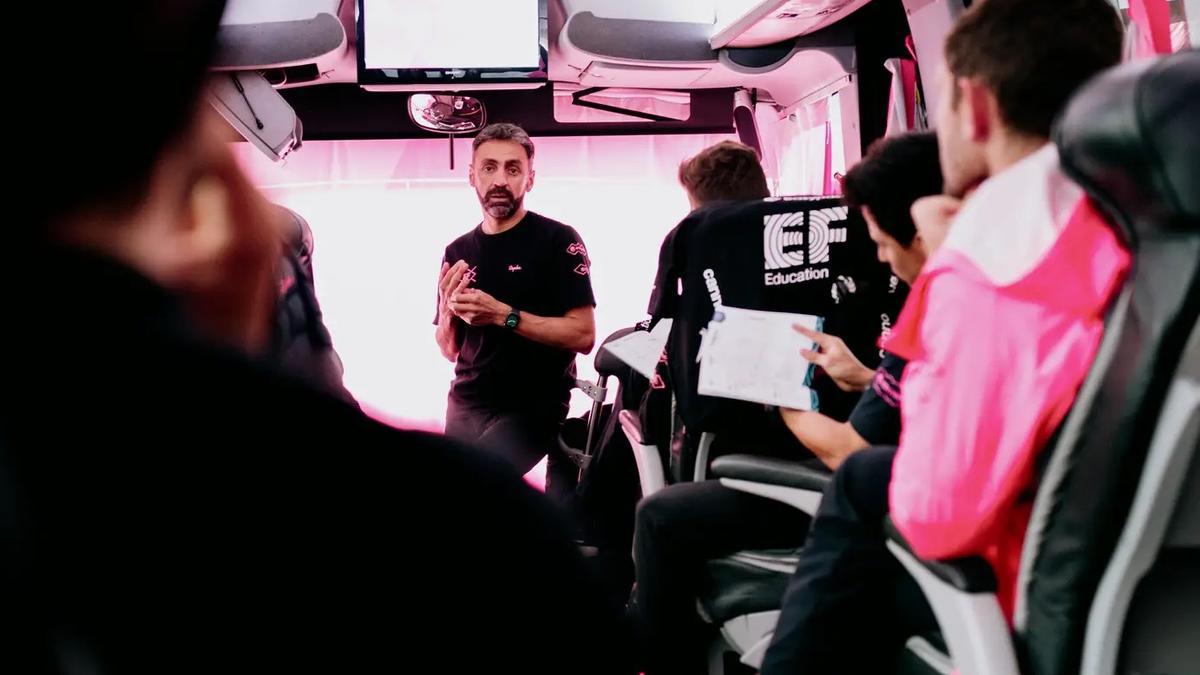 Juanma Garate, dando instrucciones a sus corredores en el autobús del equipo. Juanma Garate, dando instrucciones a sus corredores en el autobús del equipo.