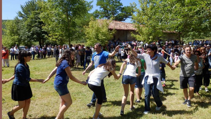 En la romería de Erkuden no faltaron los zortzikos en el exterior de la ermita.