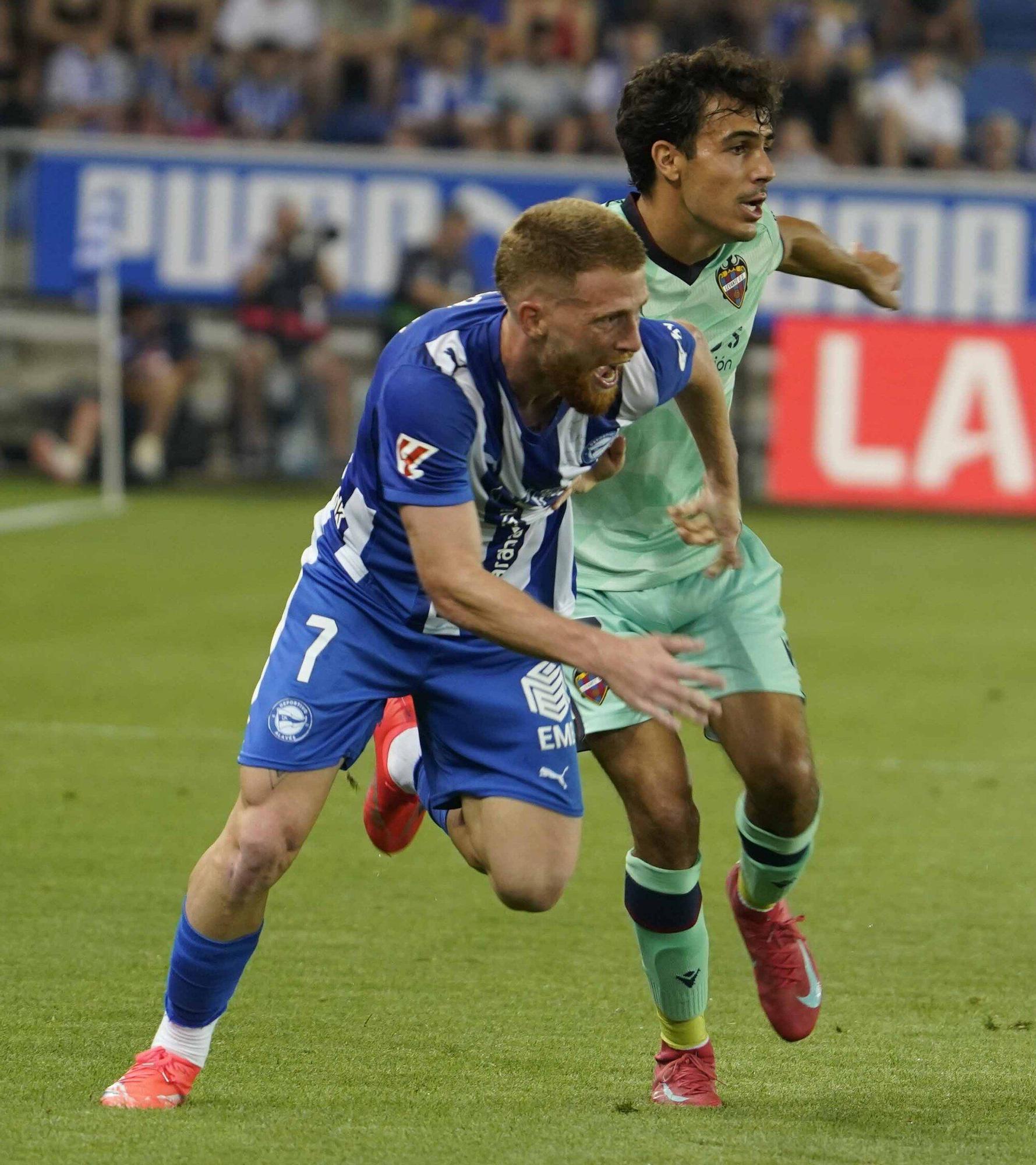 En imágenes: Así está siendo el debut liguero del Alavés contra el Levante
