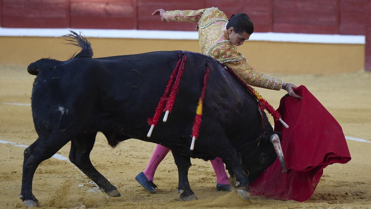 Bruno Aloi se acopla con elegancia y dominio ante el cuarto utrero. ‘Hojerizo I’, al que arrancó con gran mérito una oreja.