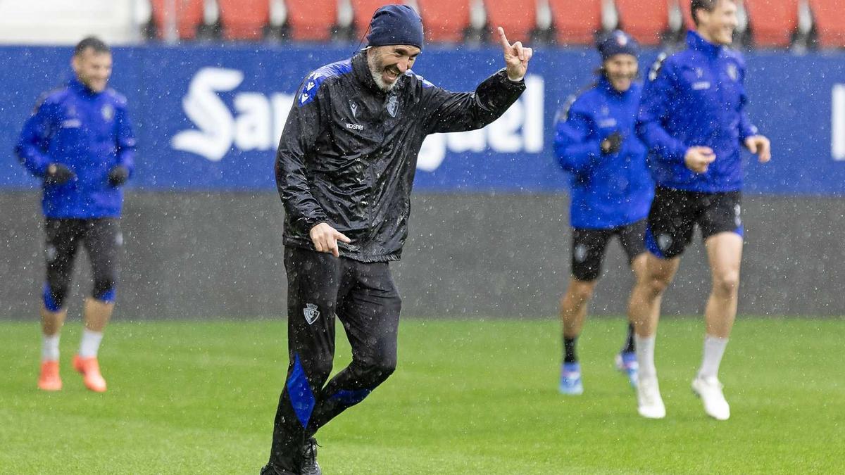 Vicente Moreno, en la sesión bajo la lluvia que completó Osasuna en El Sadar.