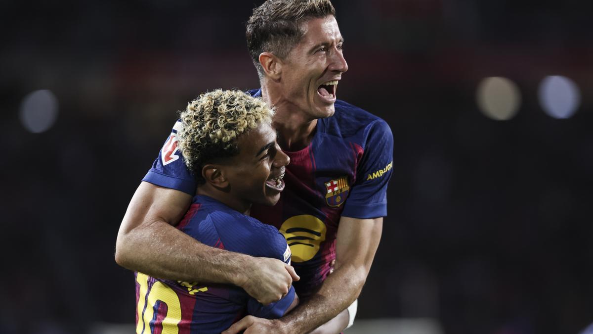 Lewandowski celebra con Lamine Yamal el gol de la victoria ante la Real
