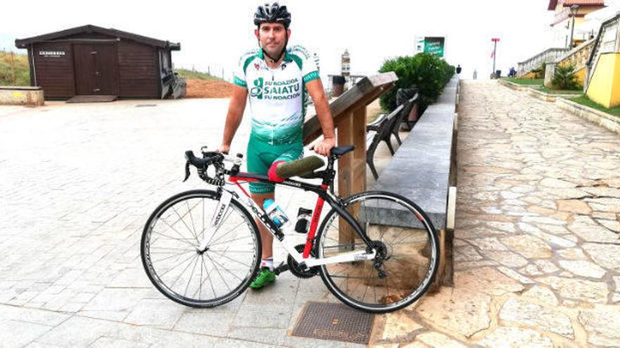 Alfredo Irusta, corredor del equipo ciclista de la Fundación Saiatu, será homenajeado este domingo en Trapagaran por su trayectoria sobre las dos ruedas.