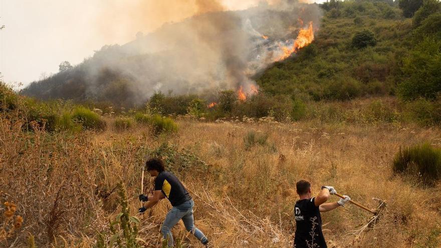 Protección Civil rebaja a 14 los fuegos activos y alerta sobre Garaño (León), que &quot;evoluciona muy desfavorablemente&quot;