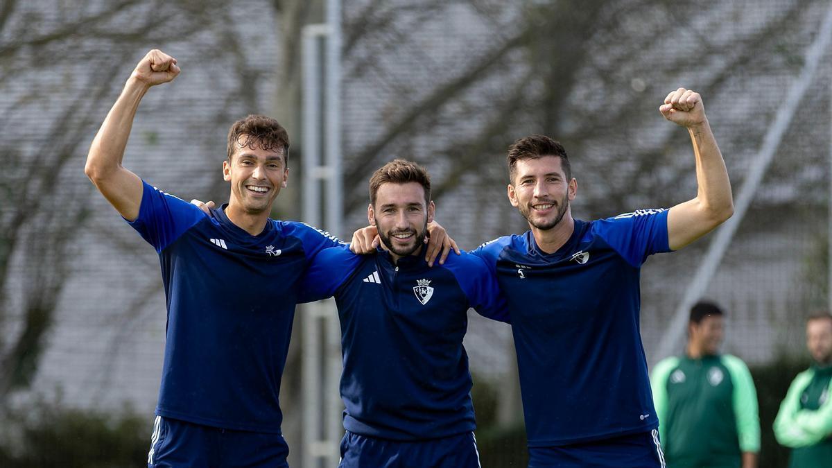 Torró, Moncayola y David García, este miércoles en el entrenamiento en Tajonar, tras ganar el ejercicio de fútbol-tenis.