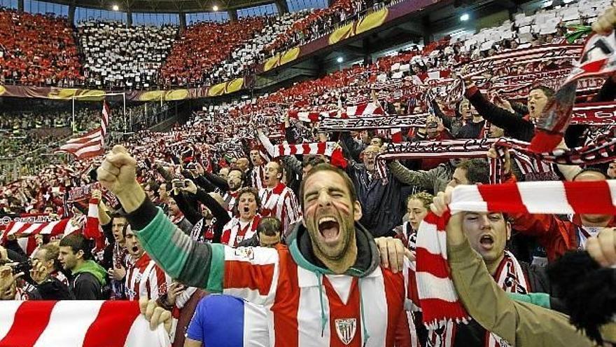 La afición del Athletic llevó en volandas al equipo.