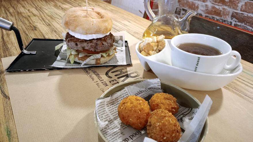 La hamburguesa Etxeko, nachos y croquetas se suman a la oferta de La Karmela en Bilbao