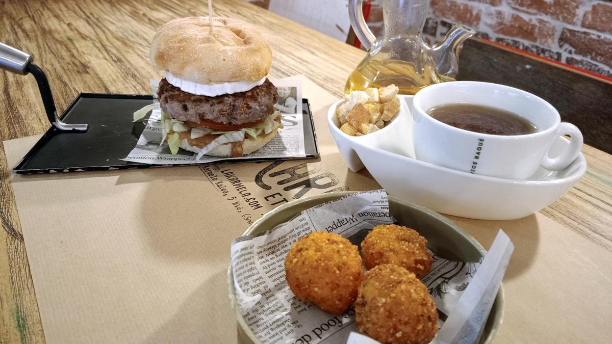 La hamburguesa Etxeko y croquetas de La Karmela
