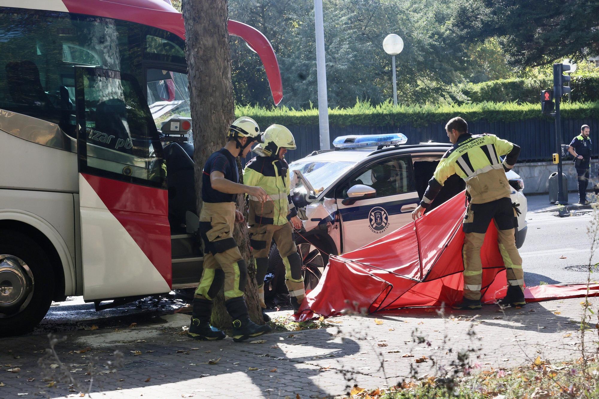 Un coche de la Policía Local se empotra contra un autobús