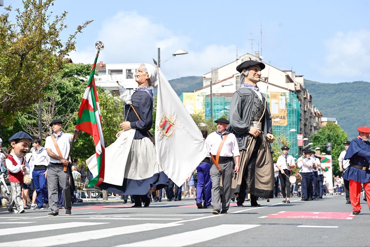 Gran ambiente en el desfile de la Euskal Jira de Irun