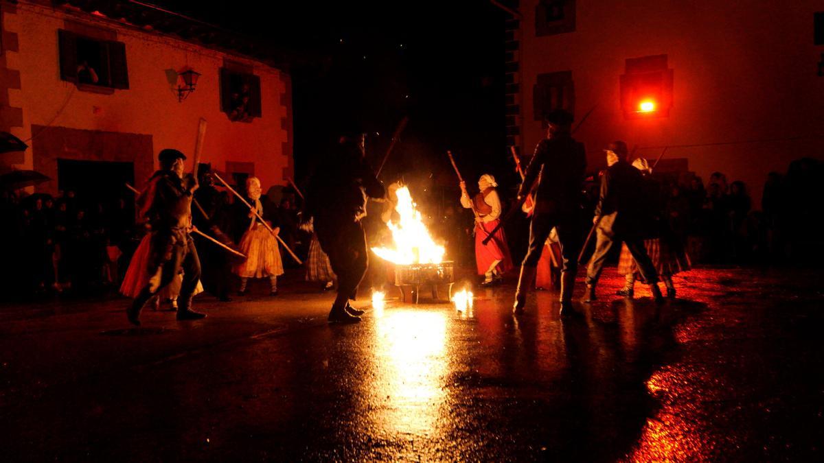 Danza alrededor del fuego en el que se encontraron el santo y la bruja.