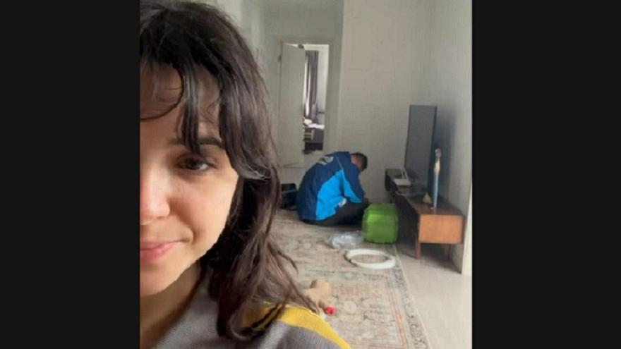 Va a su casa a instalarle el wifi y se queda dormido: el vídeo arrasa en TikTok