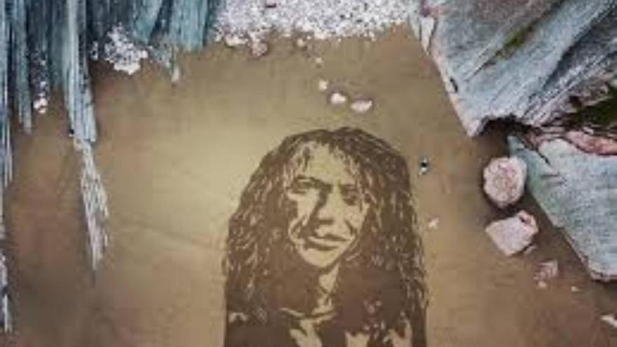 Dibujando en la arena: el arte efímero que el mar acaba borrando