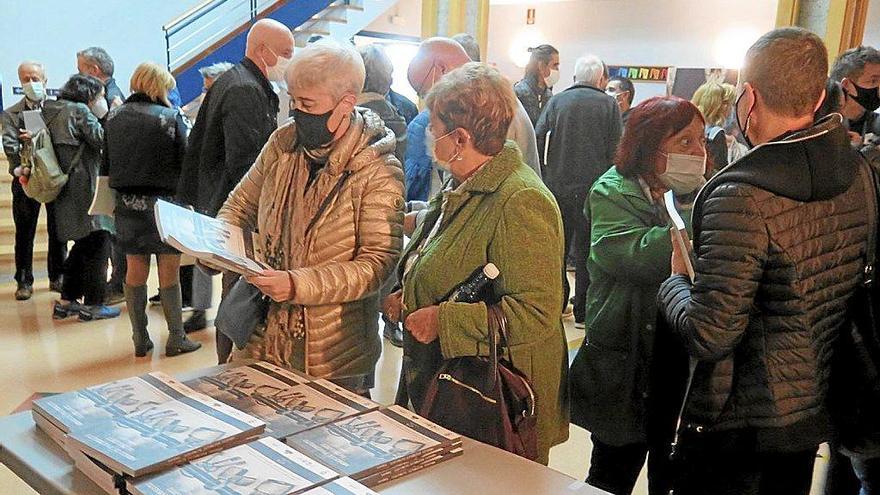 La alcaldesa, Koldobike Olabide, durante su participación en el acto. A la derecha, dos vecinas contemplan el informe elaborado por Argituz.