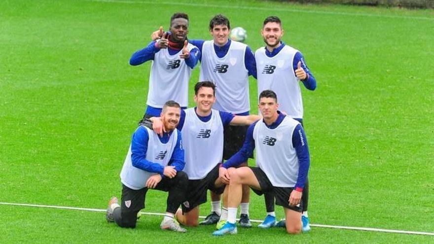 Mikel San José, junto a Iñaki Williams, Unai Núñez, Iker Muniain, Ibai Gómez y Ander Capa, bromean durante el entrenamiento de ayer. Fotos: José Mari Martínez