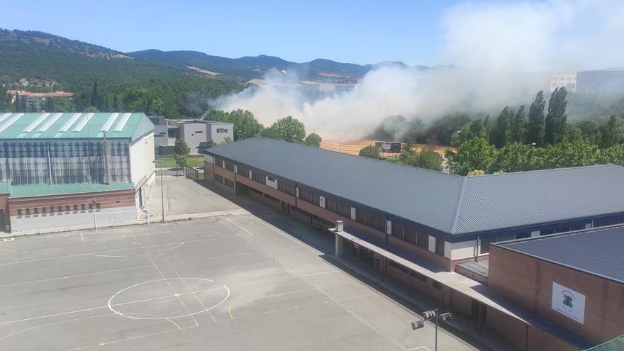 Arde un campo de cereal junto al cementerio de Burlada