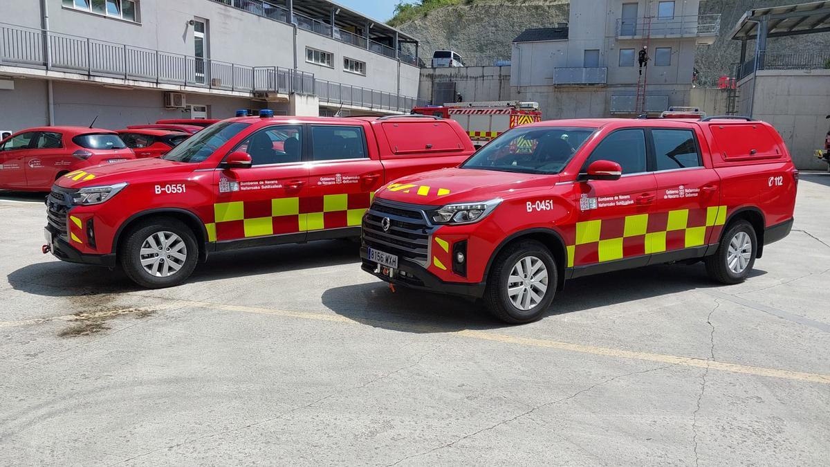 Dos de las siete nuevas camionetas pick-up serán utilizadas para atender diferentes labores del Servicio de Bomberos.