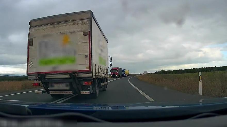 Identifican a un conductor navarro de 38 años tras un arriesgado adelantamiento en la N‑232 grabado y publicado en TikTok