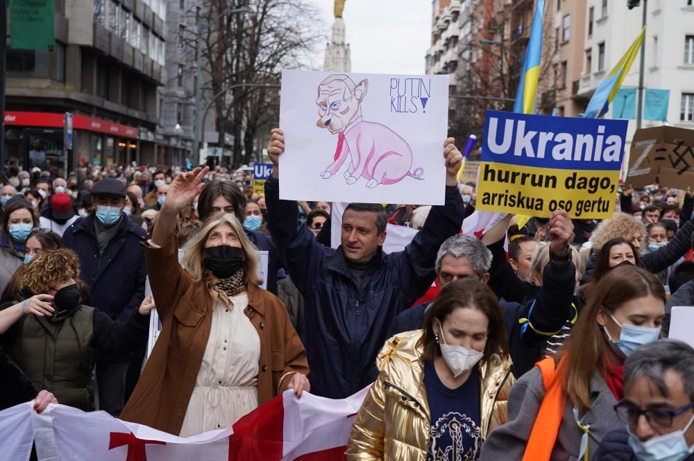 Miles de vascos se manifiestan en contra de la invasión rusa en Ucrania
