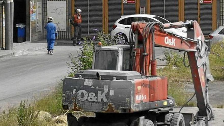 Varios trabajadores, en las instalaciones de la planta sestaoarra después de producirse el fatal accidente.