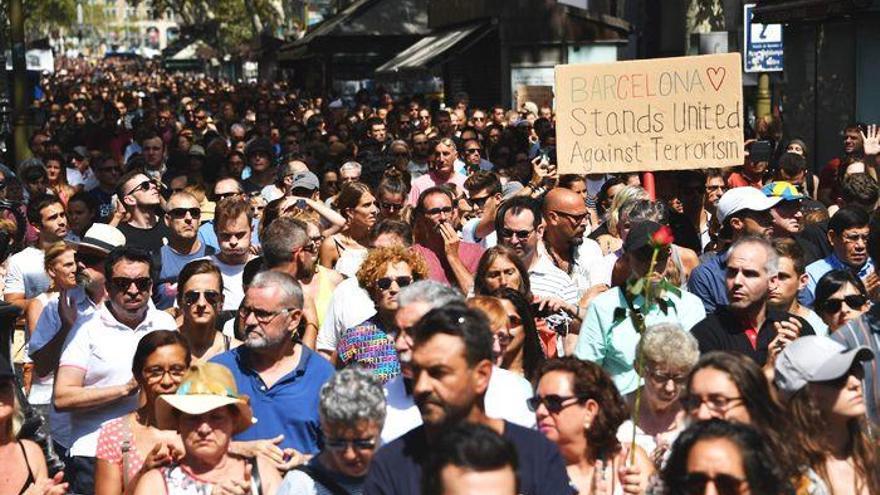 Alrededor de 100.000 personas tomaron parte en el minuto de silencio en homenaje a las víctimas celebrado ayer en la Plaza Catalunya de Barcelona.