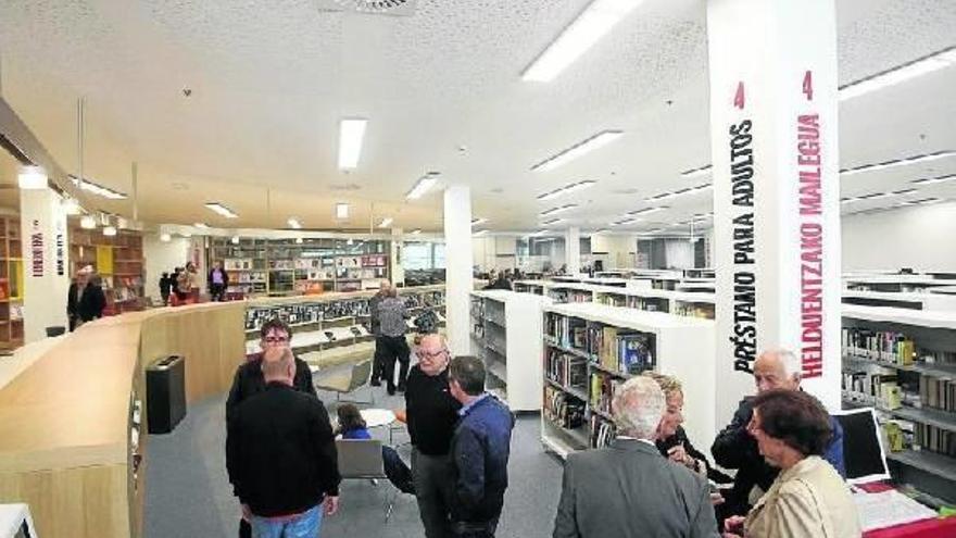 Vista del espacio principal de la nueva biblioteca de Irun, inaugurada ayer que entrará en servicio desde mañana mismo.