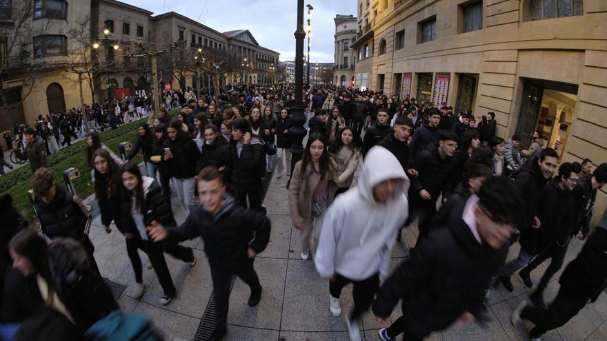 En busca de 'therians' en la plaza del Castillo de Pamplona