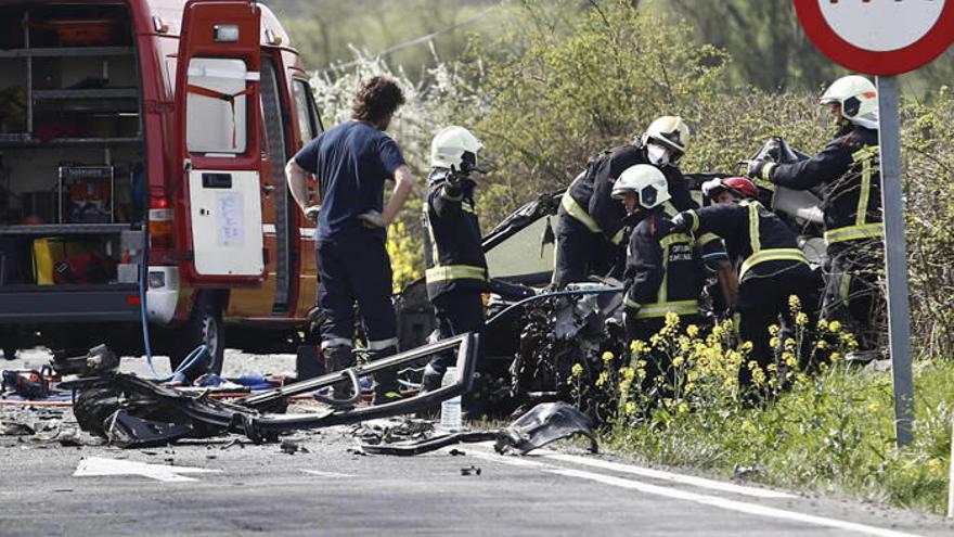 Los bomberos despiezan literalmente el coche siniestrado.