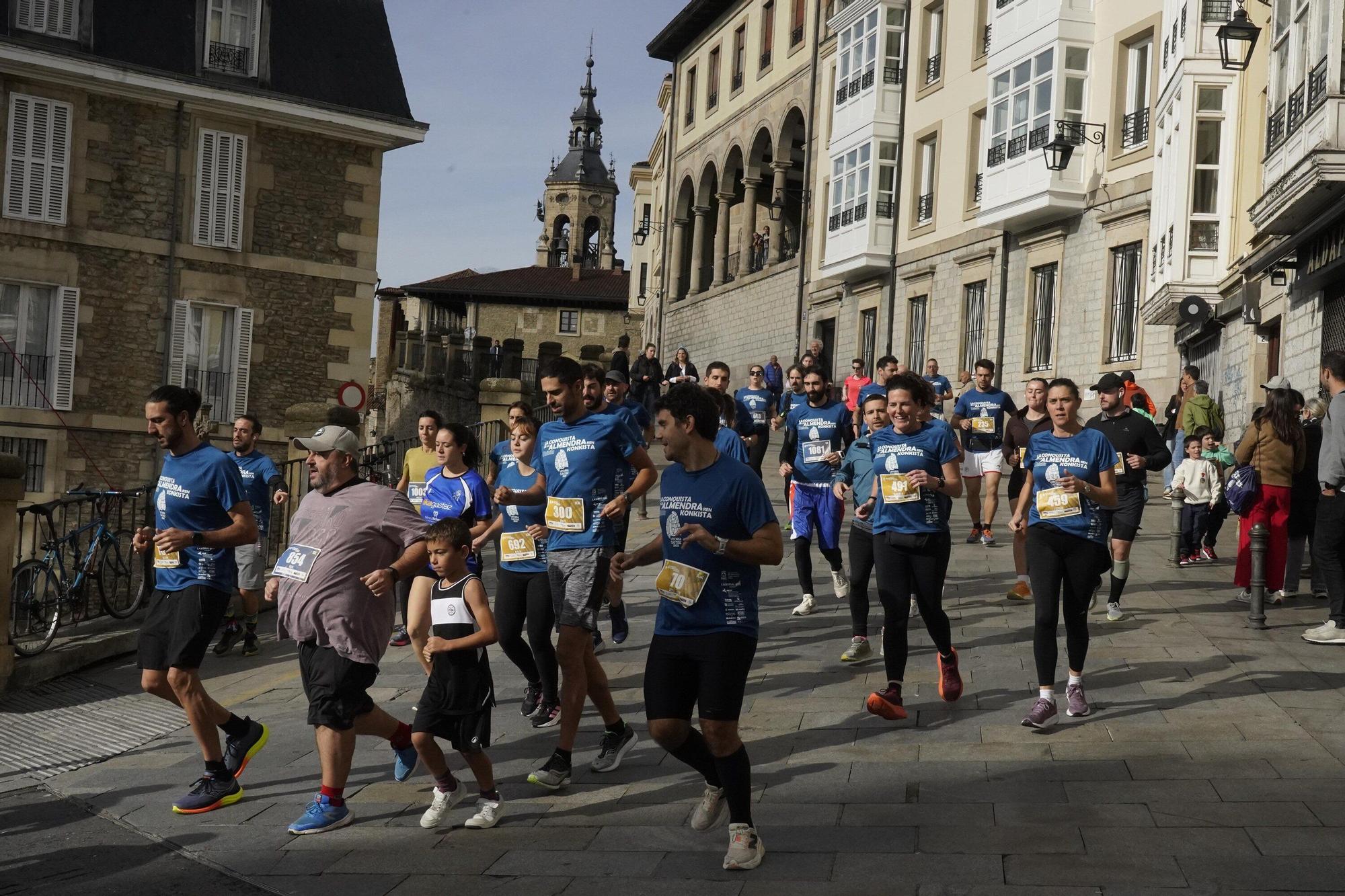 En imágenes: Miles de personas conquistan la Almendra de Gasteiz