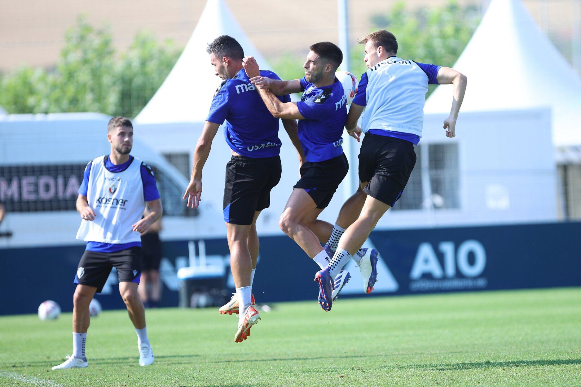 Fotos / Osasuna trabaja con intensidad en el entrenamiento de este miércoles
