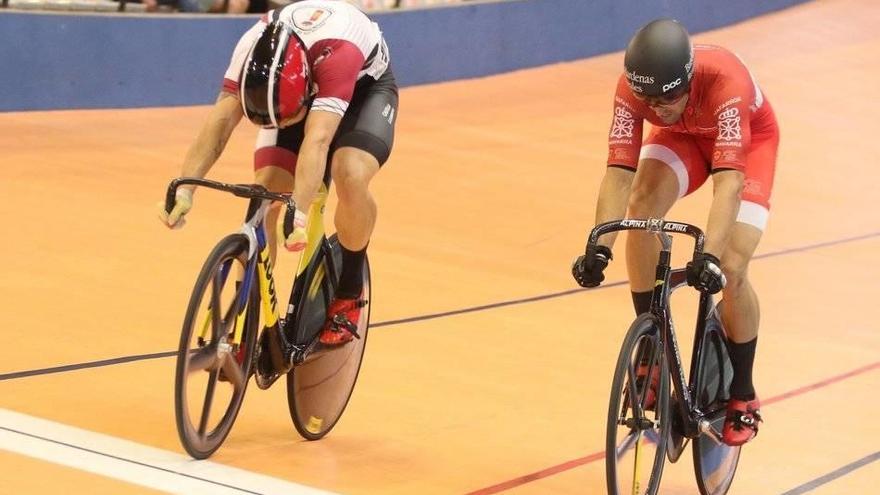 José Moreno supera a Juan Peralta en uno de sus dos duelos de ayer en la final. Fotos: RFEC