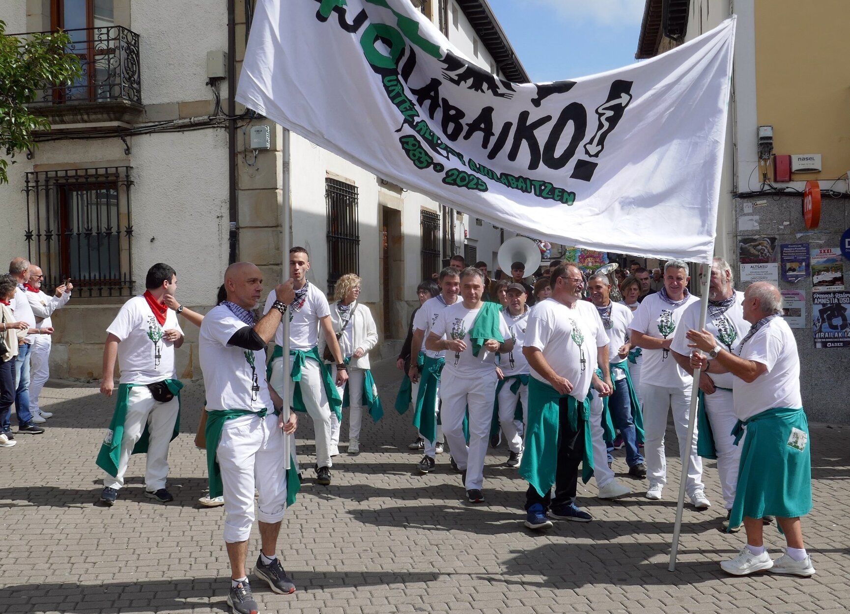 La fiesta continúa en Altsasu tras una explosión festiva intensa y una noche muy larga