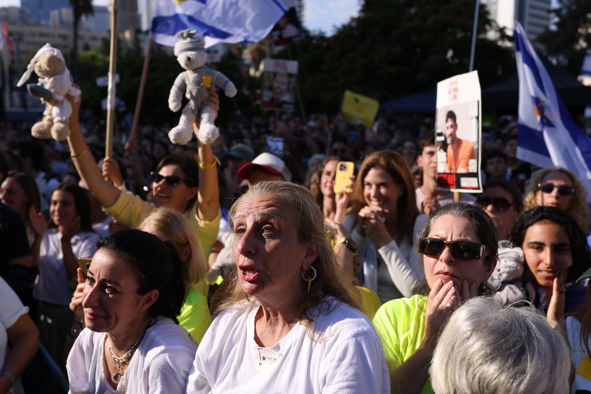 En imágenes | Los familiares de los rehenes israelíes celebran su liberación