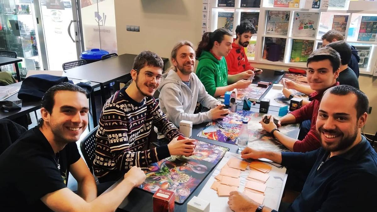 Un grupo de aficionados juega en una de las tiendas de Distrito Zero en Bilbao
