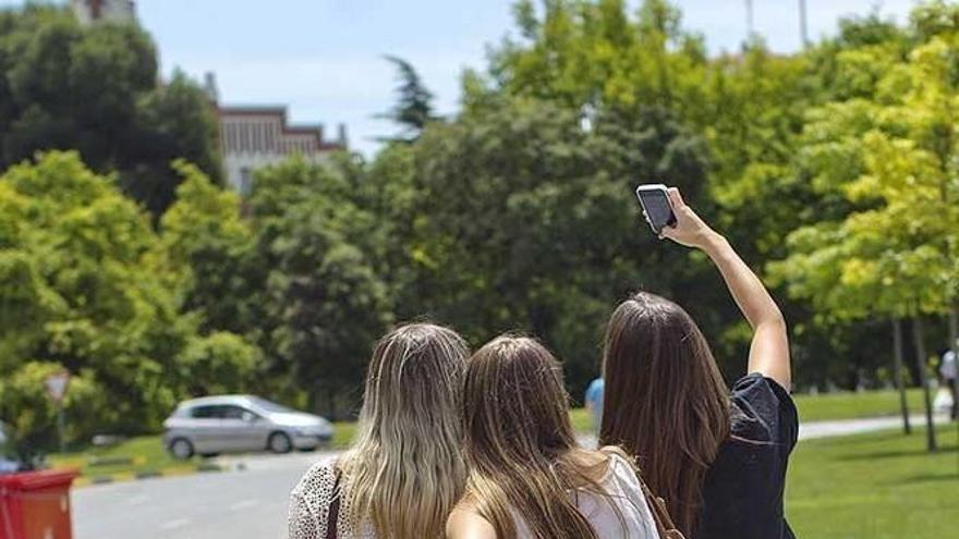 Un grupo de jóvenes se hace un ‘selfie’.