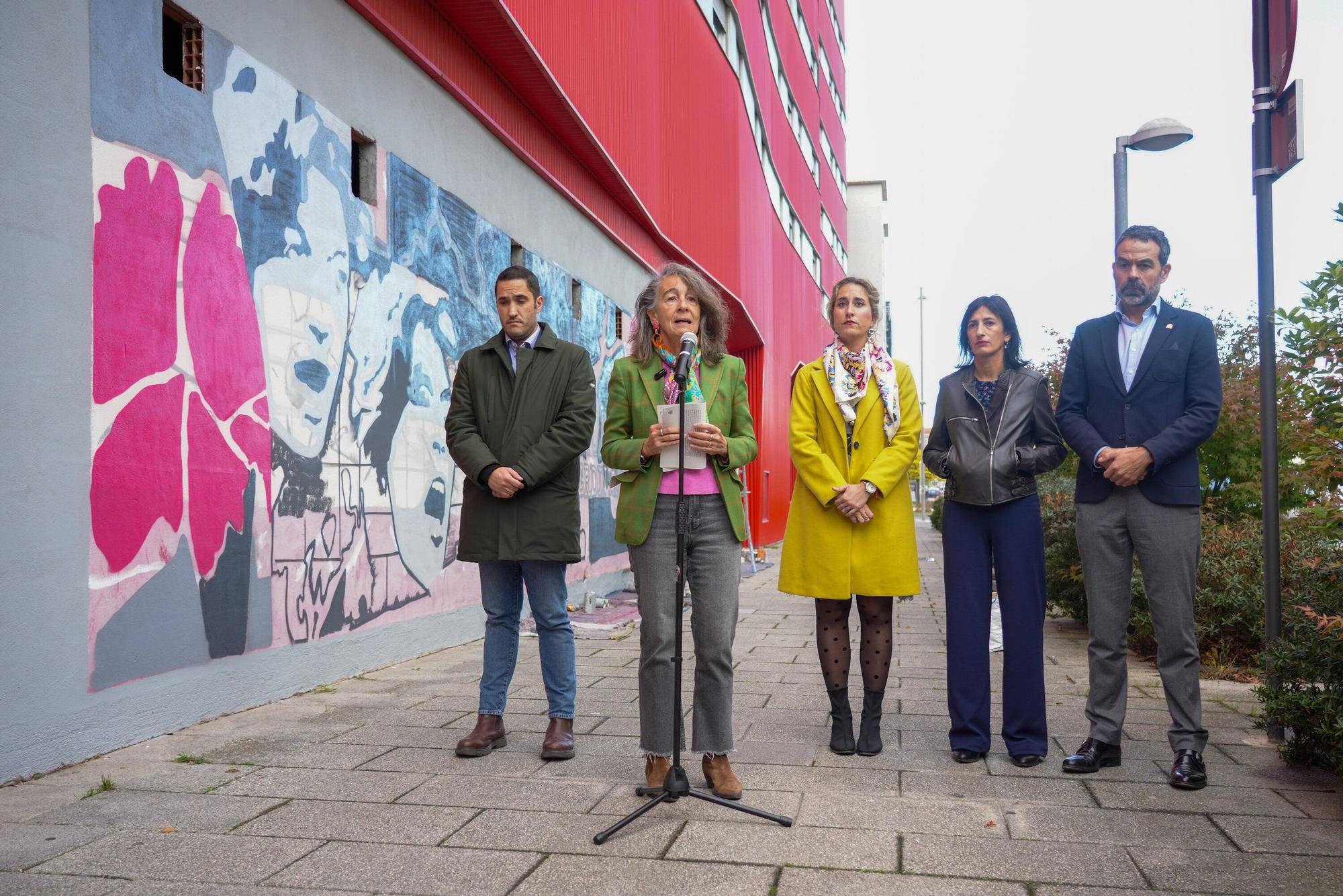 En imágenes: 50 años de libertad y democracia en murales