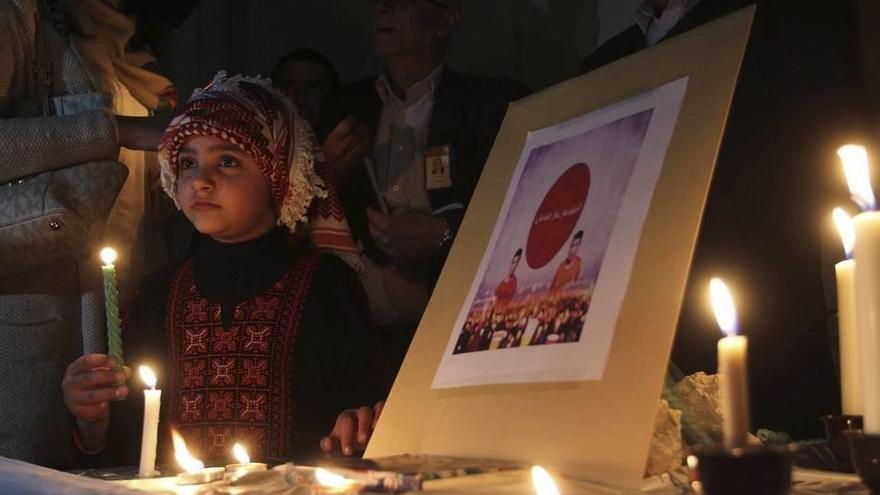 Ciudadanos jordanos encienden velas durante un acto convocado para condenar el asesinato del periodista japonés Kenji Goto por el grupo yihadista Estado Islámico (EI), en la embajada japonesa de Ammán, Jordania, el 2 de febrero del 2015.