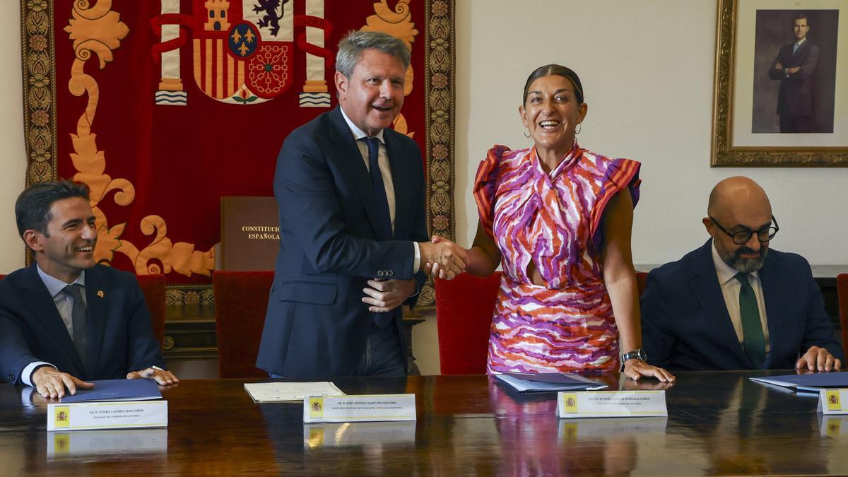 Un momento del encuentro formal mantenido por el secretario de Estado de Transportes y Movilidad Sostenible, José Santano, y la presidenta de Cantabria, María José Sáenz de Buruaga.