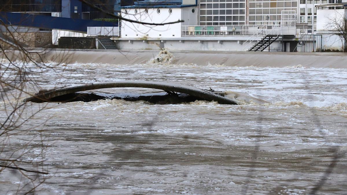 Crecida del río Arga a su paso por las pasarelas del Club Natación.