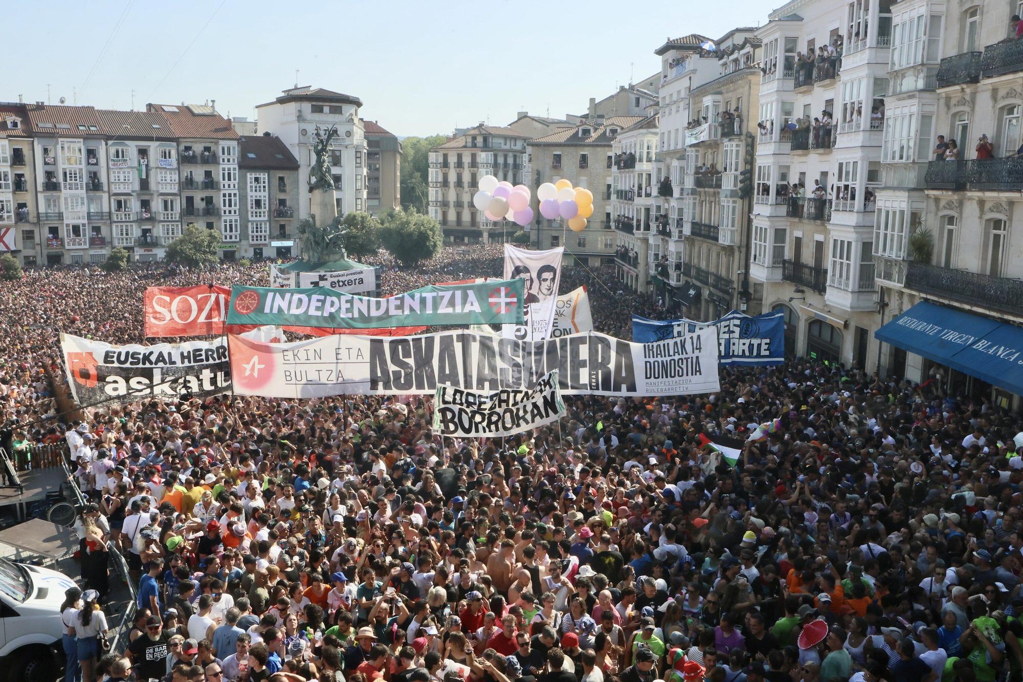 En imágenes: Vitoria sale a la calle a celebrar La Blanca tras el txupinazo