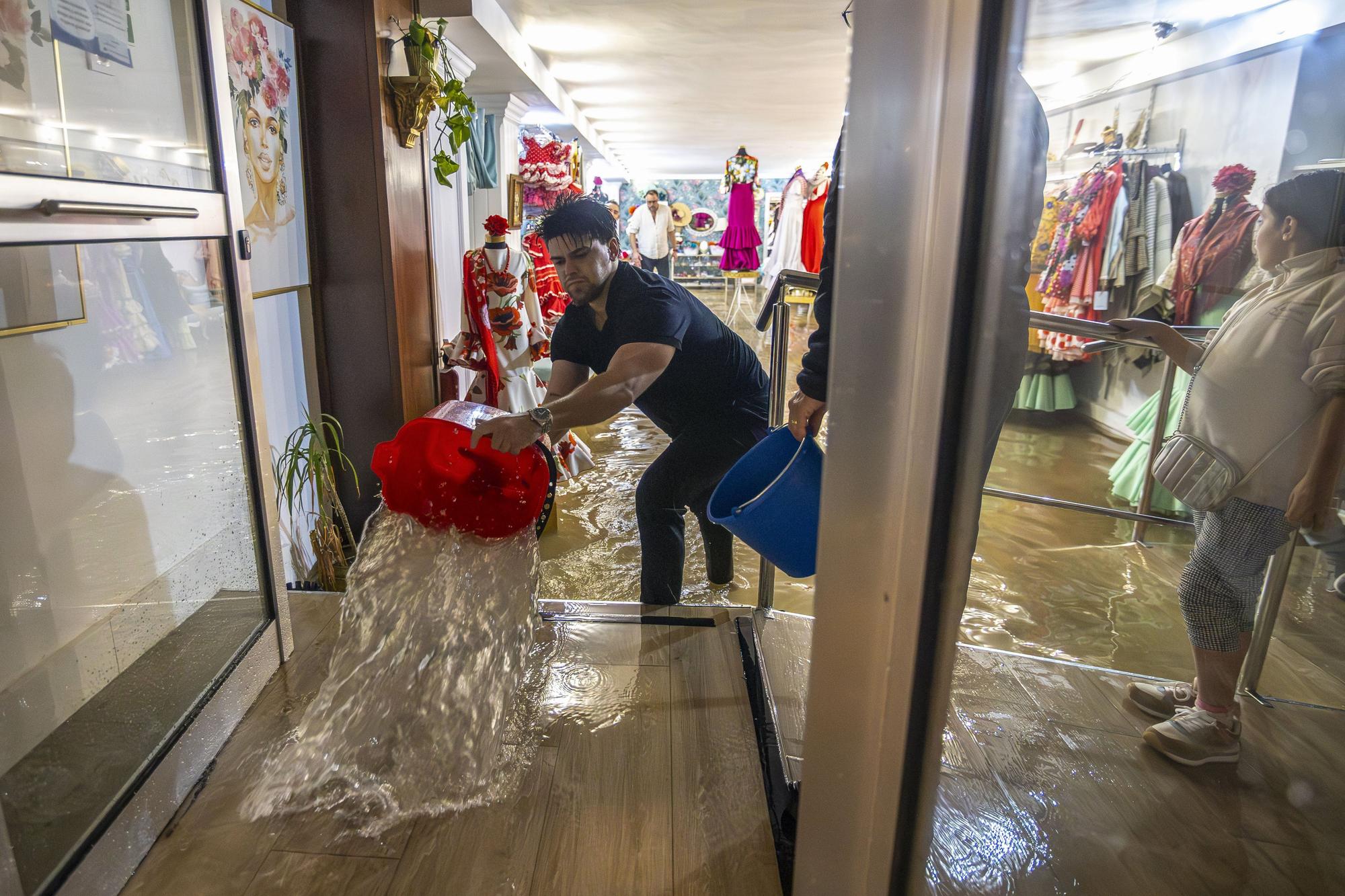 En imágenes: Andalucía supera las 900 incidencias por la borrasca 'Claudia', con la anegación de la estación de autobuses de Huelva