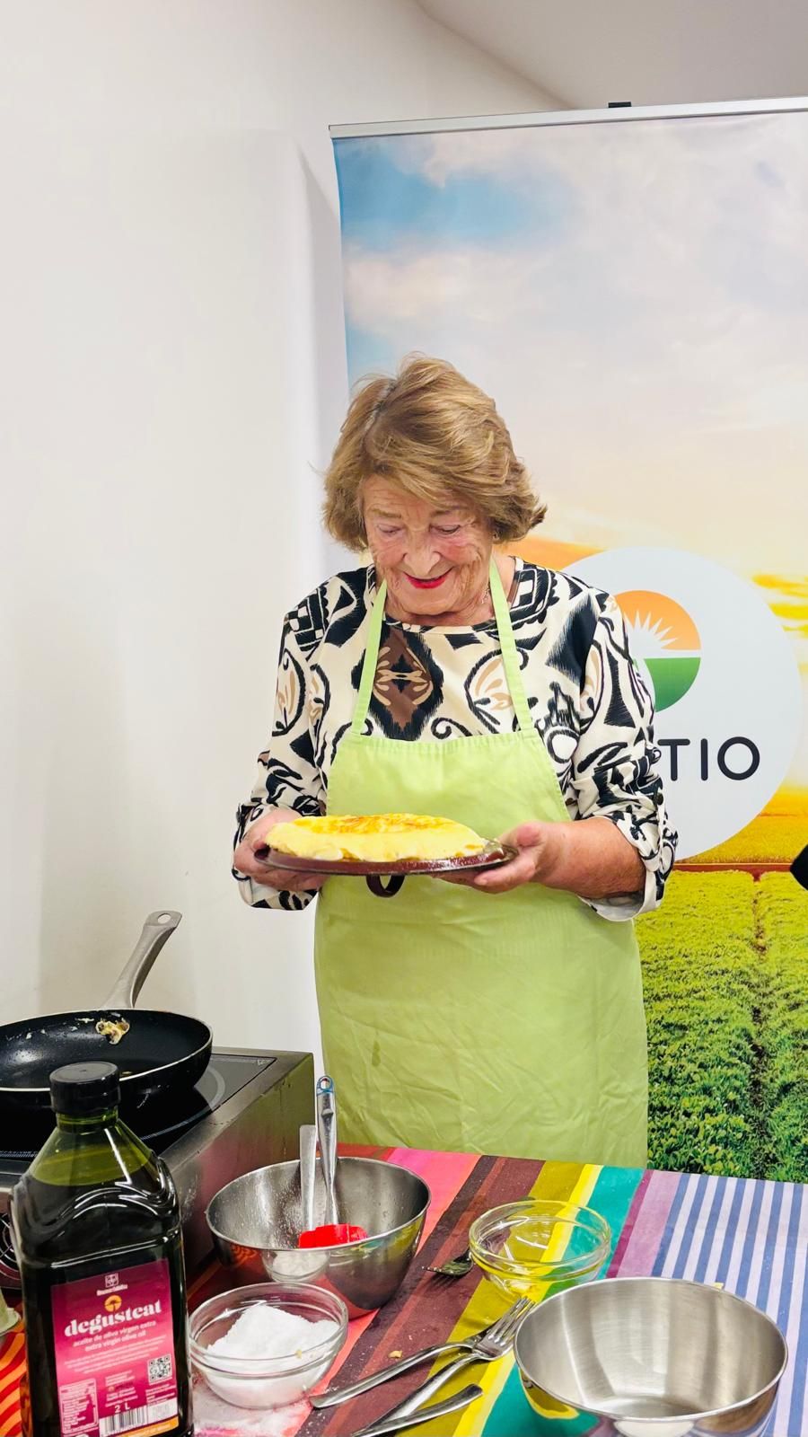 En imágenes: Una tarde de historias, cariño y tortillas con los mayores de Vitoria