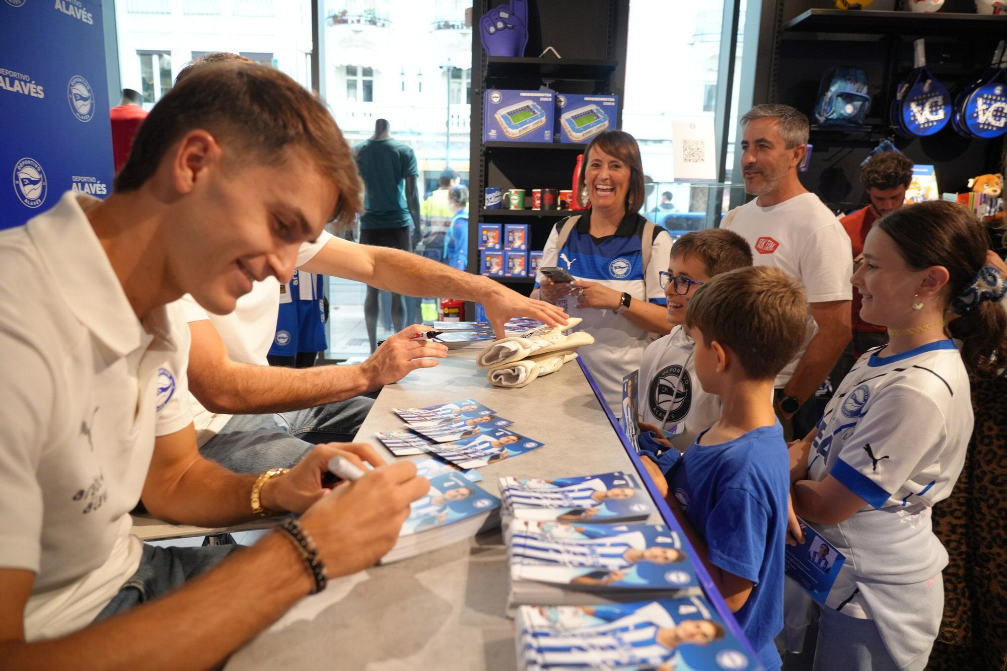 En imágenes: Firma de autógrafos para desbordar Vitoria-Gasteiz de ilusión albiazul