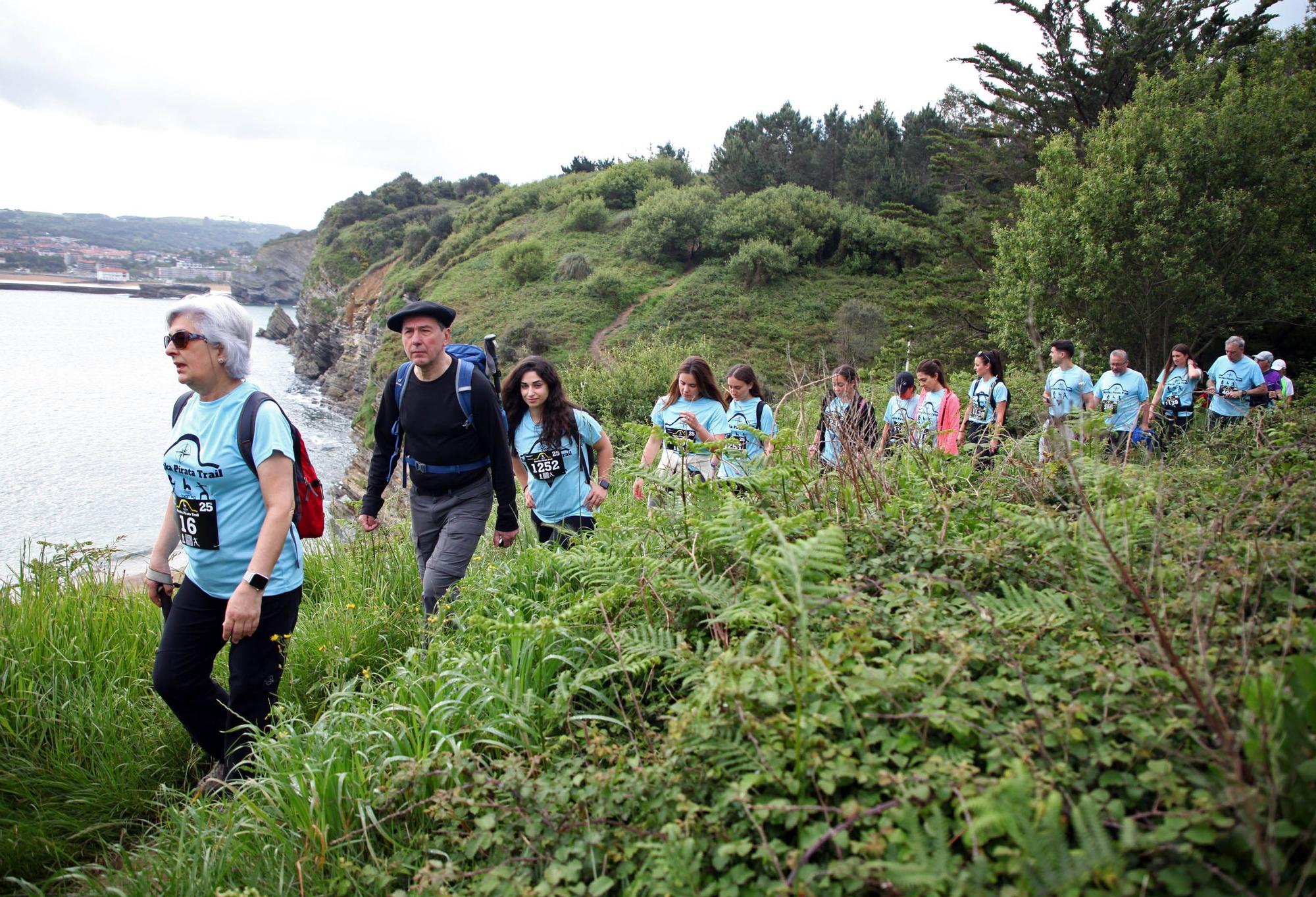 Marcha junto a la playa de Muriola.