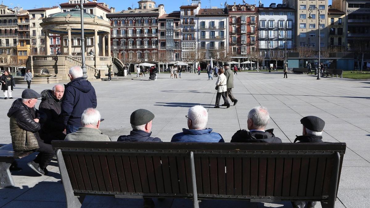Un grupo de personas mayores, en los bancos de la Plaza del Castillo.