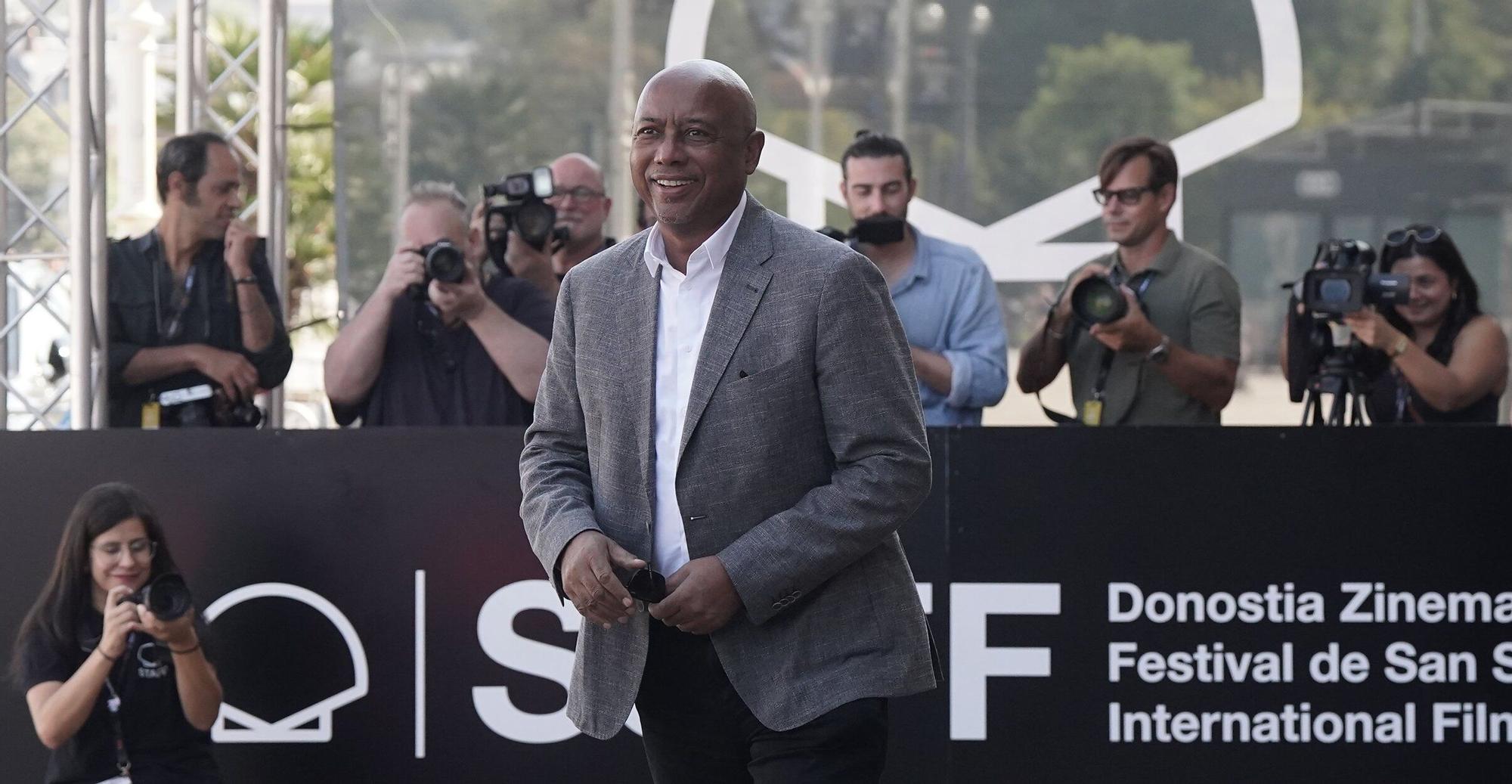 El director de cien Raoul Peck, a su llegada al Zinemaldia