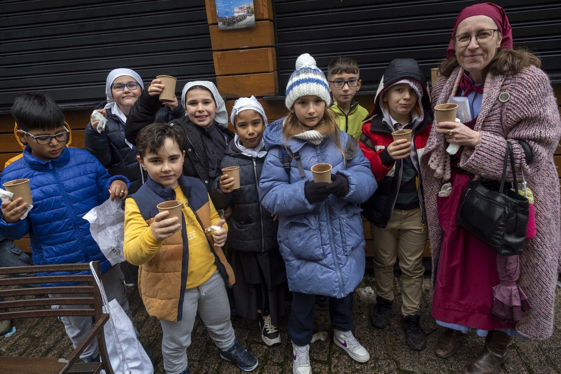 Chocolatada y villancicos en la Plaza de los Burgos dentro del programa navideño.