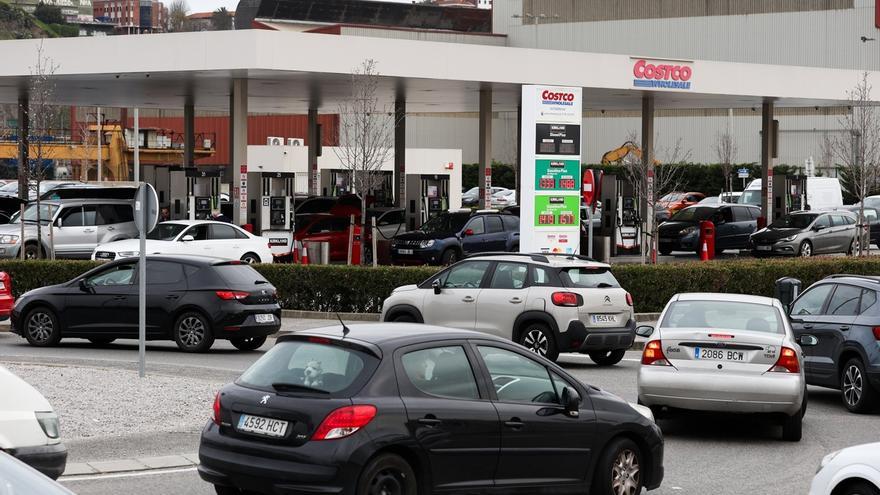 Colas en las gasolineras de Bizkaia ante una posible subida de precios por la guerra