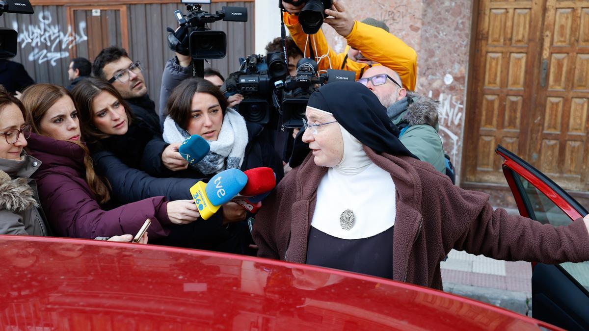 Una exmonja de Belorado, ofrece declaraciones a la prensa.